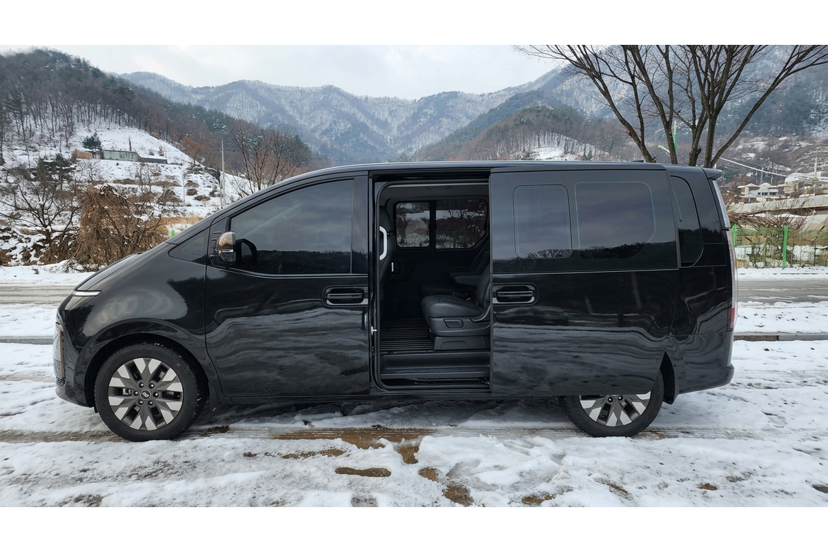 Private Airport Transfer with 10 Seaters Van in Seoul